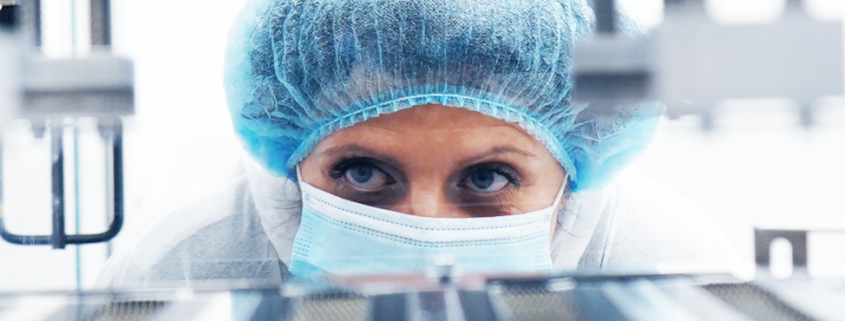 Das Bild zeigt eine Mitarbeiterin in der Produktion für medizinische Produkte.