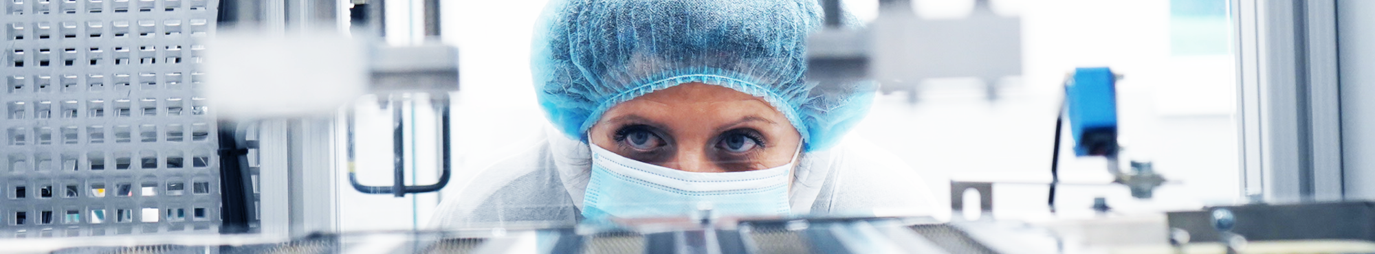 01_Header_Medical Das Bild zeigt eine Mitarbeiterin in der Produktion für medizinische Produkte.